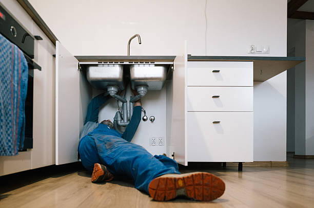 Professional Emergency Plumber technician working in Arcola, TX